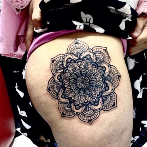 Tatuagens nas nádegas: significado e desenhos adoráveis para。